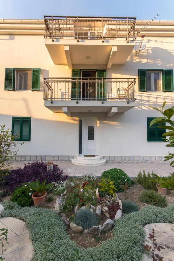 Courtyard Seafront House Apartamento