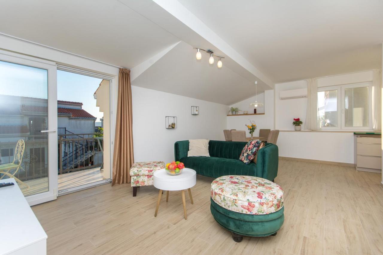 Apartamento Courtyard Seafront House Kaštela