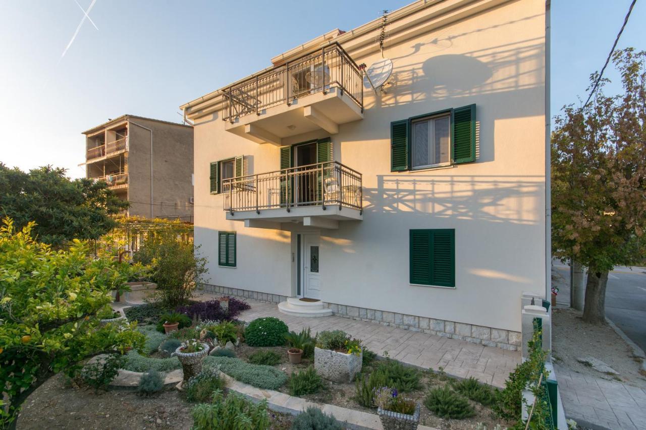 Courtyard Seafront House Apartamento Kaštela