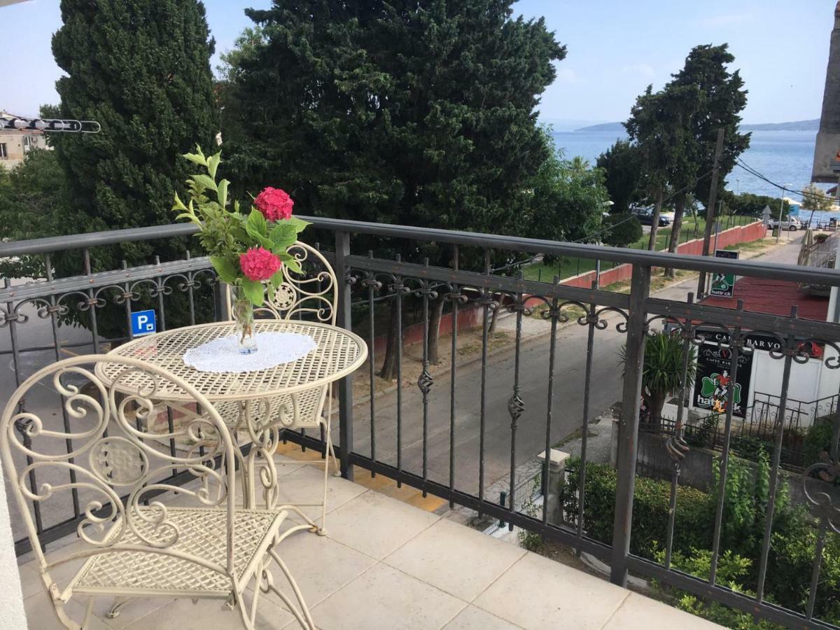 Courtyard Seafront House Apartamento Kaštela